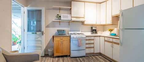 Een koelkast, een magnetron, een oven, een kookplaat