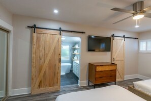 6 bedrooms, desk, iron/ironing board, WiFi - Coastal Compound in Renowned La Jolla Village! (San Diego)