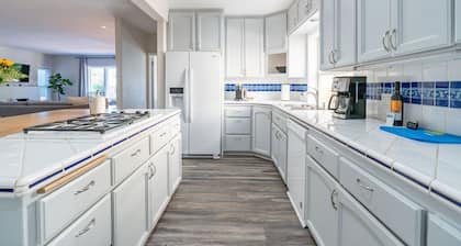 Coastal Compound in Renowned La Jolla Village!