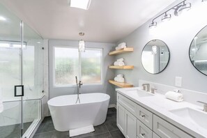 Badewanne, Haartrockner, Handtücher