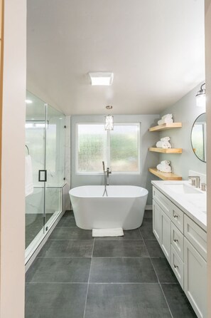 Bathtub, hair dryer, towels - Coastal Compound in Renowned La Jolla Village! (San Diego)