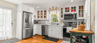 Downtown Mystic Captain’s House & Cottage – Water Views