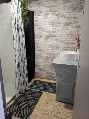 Dusche, Haartrockner, Handtücher, Toilettenpapier