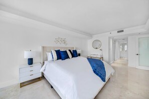 2 soverom, skrivebord, strykejern/-brett og wi-fi