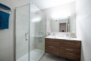 Shower, hair dryer, towels - Happyfew Château Sainte Anne (Nice)