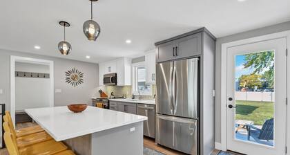 FULL Remodel, loaded Entertainment Garage! Steps to Lambeau, Titletown, Resch!