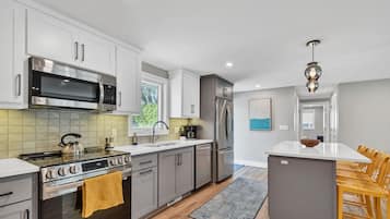 Frigorífic, microones, forn i placa de cuina