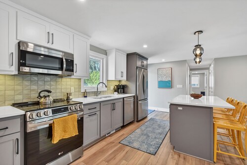 FULL Remodel, loaded Entertainment Garage! Steps to Lambeau, Titletown, Resch!