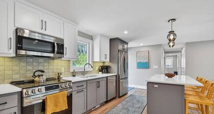 FULL Remodel, loaded Entertainment Garage! Steps to Lambeau, Titletown, Resch!