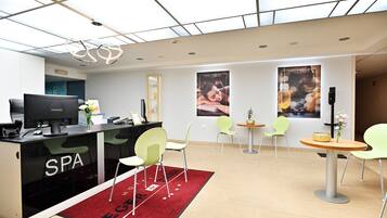 Ein moderner Spa-Empfangsbereich mit einer Rezeption, auf der