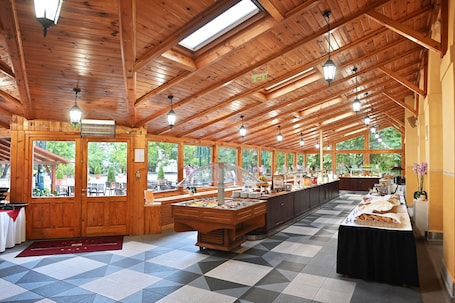 Restaurant. Hotel Eger & Park