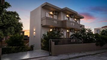 Villa | 3 bedrooms, desk, Internet