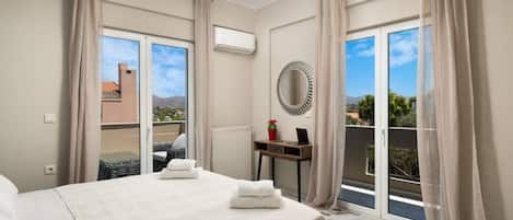 3 bedrooms, desk, Internet