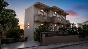 Villa | 3 bedrooms, desk, Internet