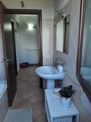 Sèche-cheveux, bidet, serviettes fournies, savon
