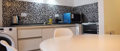 Family Studio | Private kitchen | Full-size fridge, microwave, toaster, griddle
