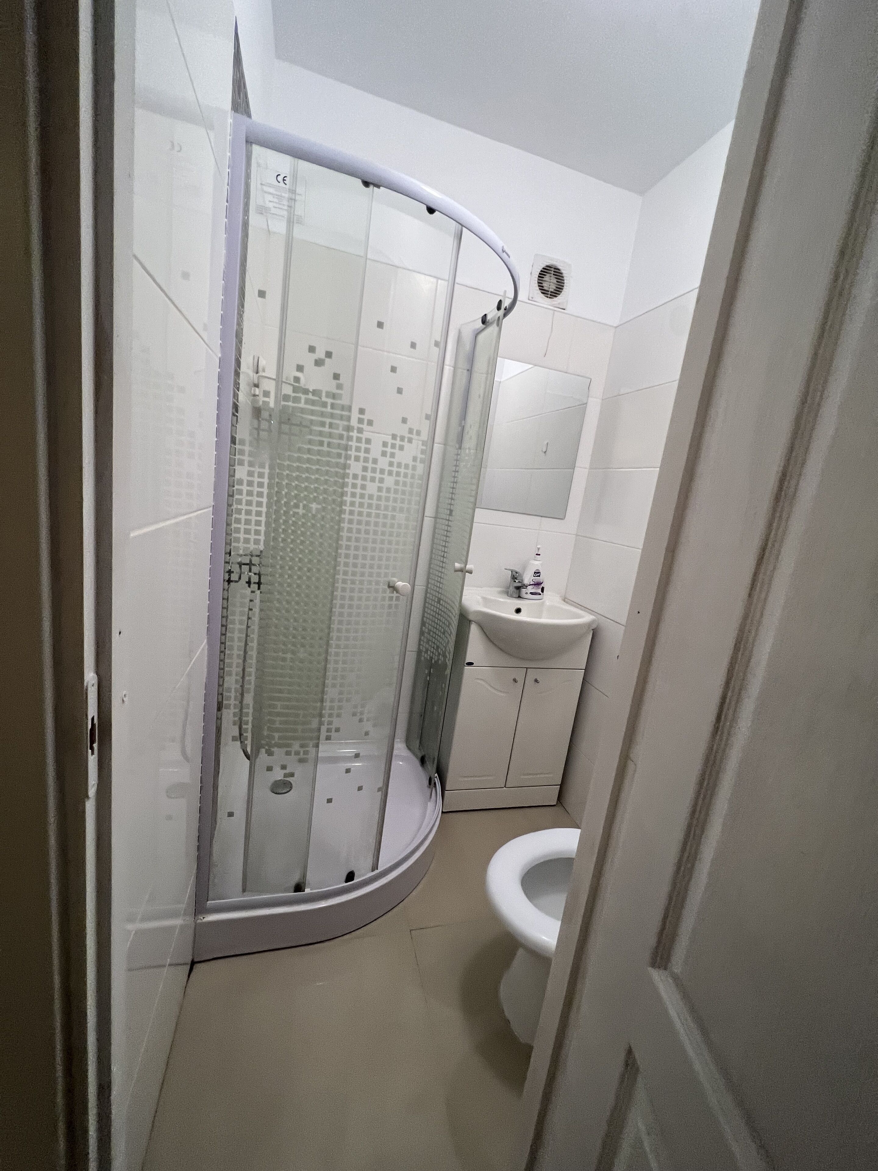 Chuveiro, secador de cabelo, toalhas de banho, sabonete