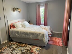 3 sovrum, värdeförvaringsskåp på rummet och skrivbord