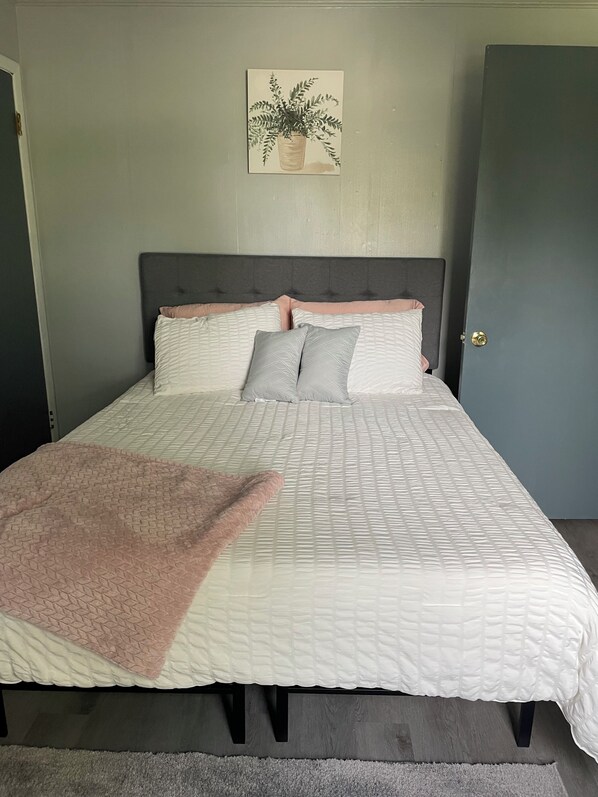 3 عدّة غرف نوم وخزنة داخل الغرفة ومكتب ومكواة/لوح كي