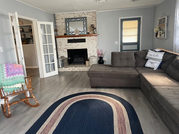 Smart-tv, eldstad och böcker