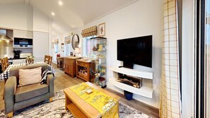 Smart-TV, Kamin, Tischtennisplatte