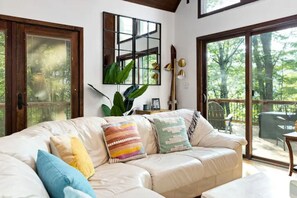 Una televisión, una chimenea