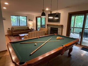 Una televisión, una chimenea