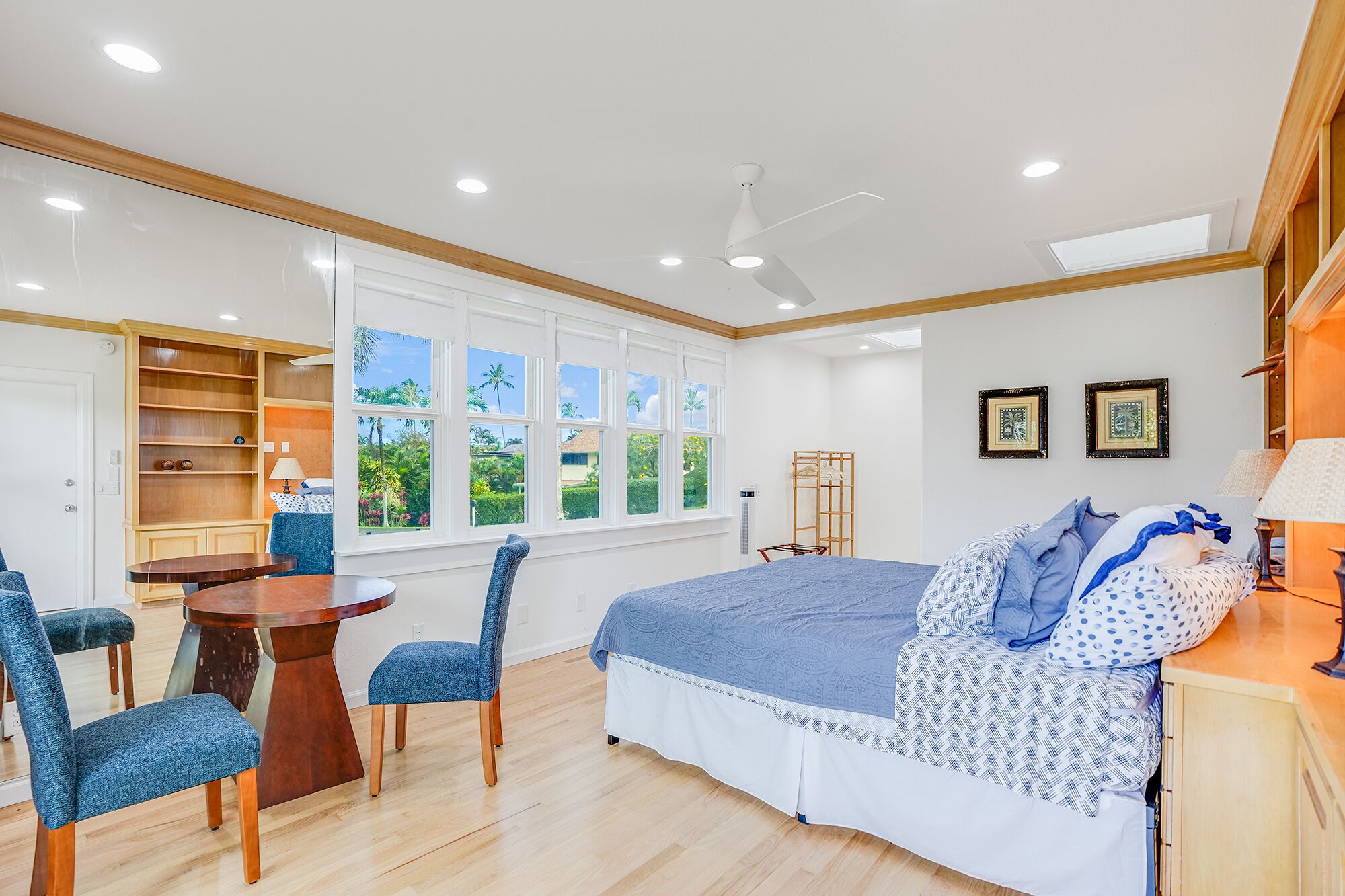 5 bedrooms, desk, iron/ironing board, travel crib