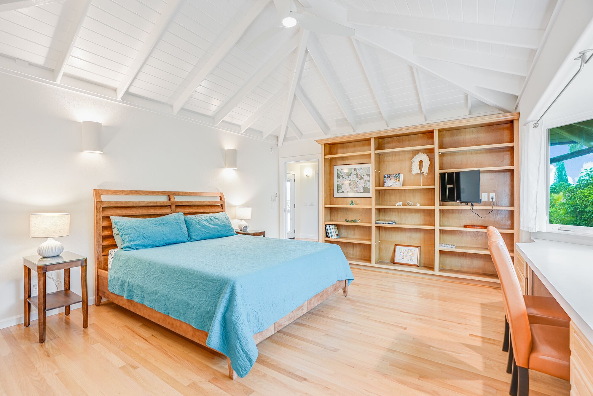 5 bedrooms, desk, iron/ironing board, travel crib