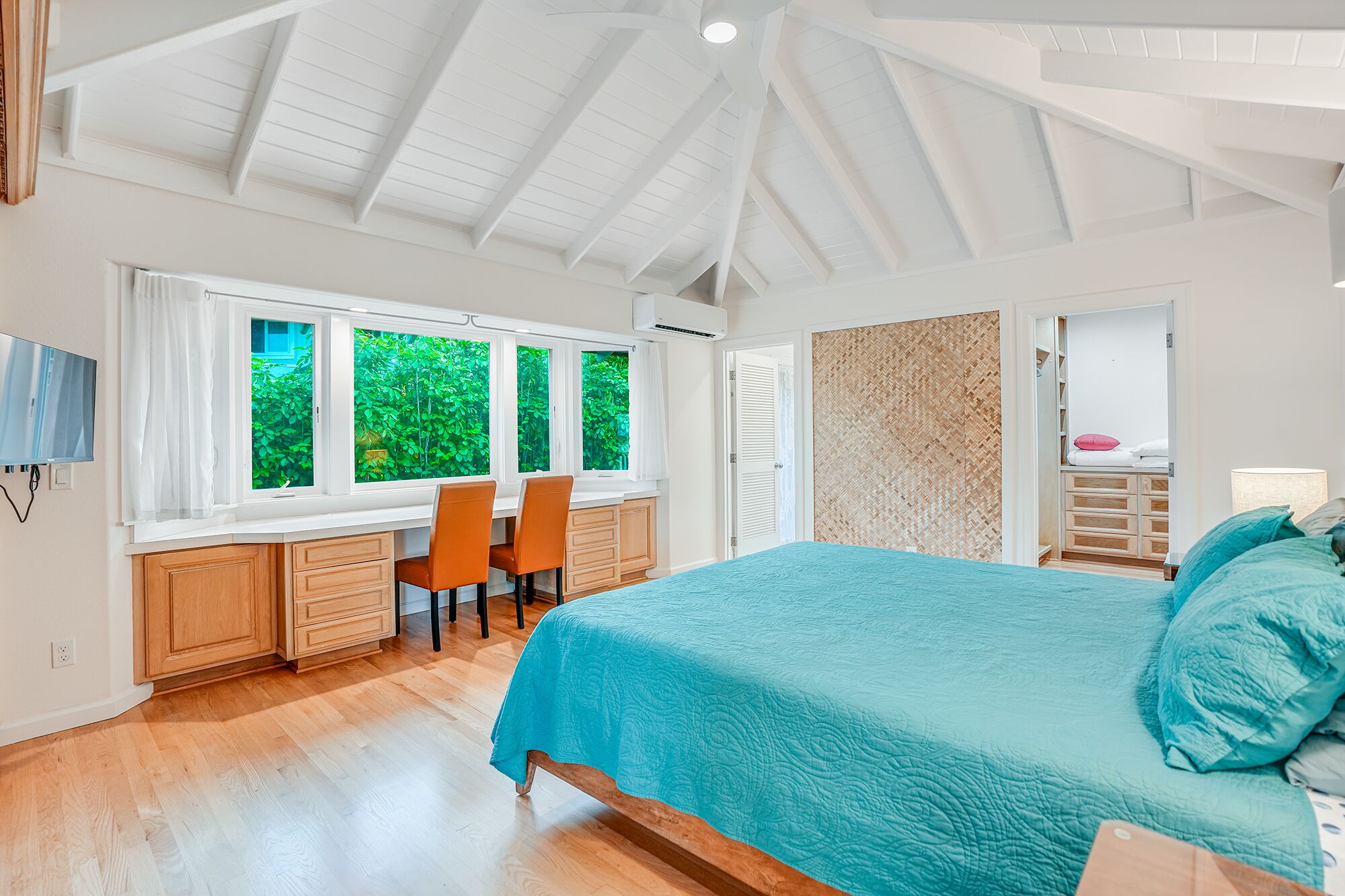 5 bedrooms, desk, iron/ironing board, travel crib