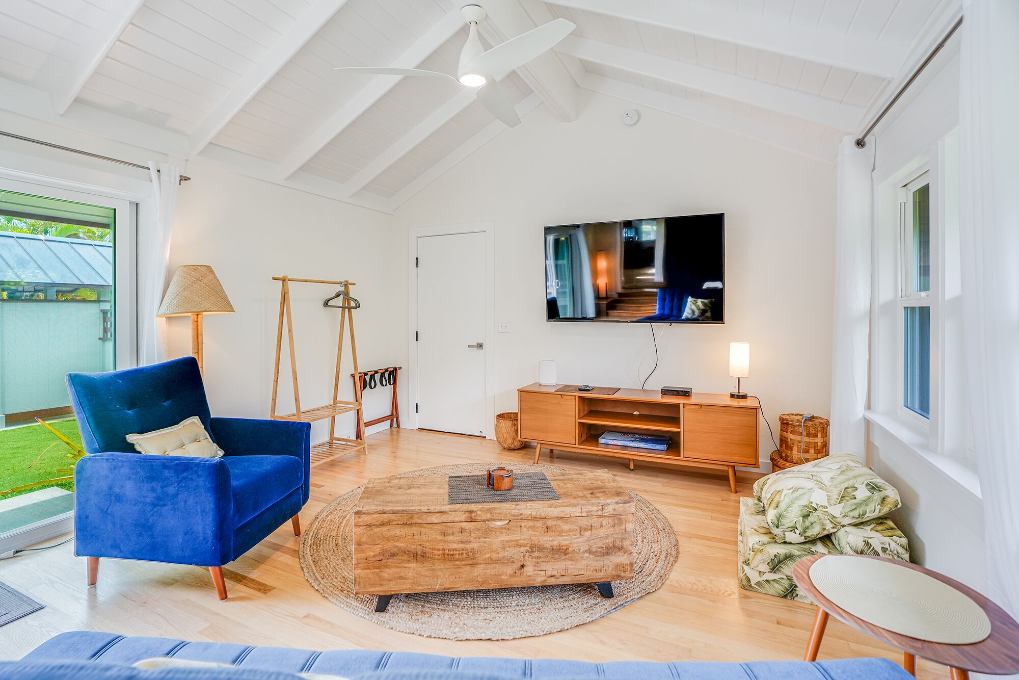 Smart TV, books, offices