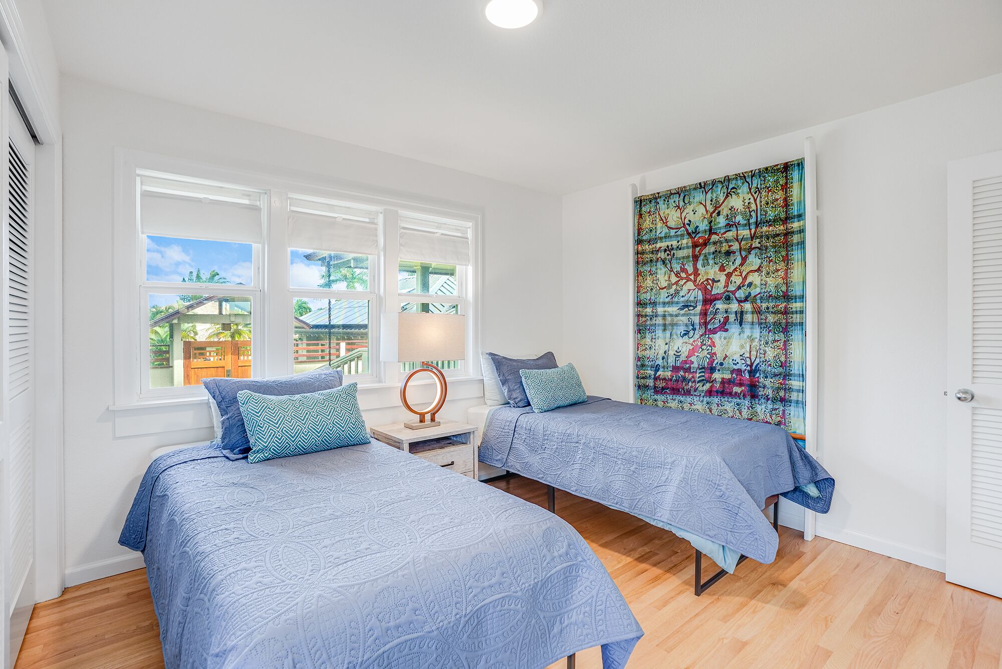 5 bedrooms, desk, iron/ironing board, travel crib