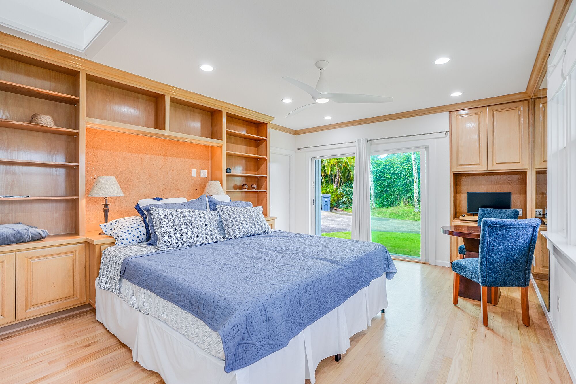 5 bedrooms, desk, iron/ironing board, travel crib