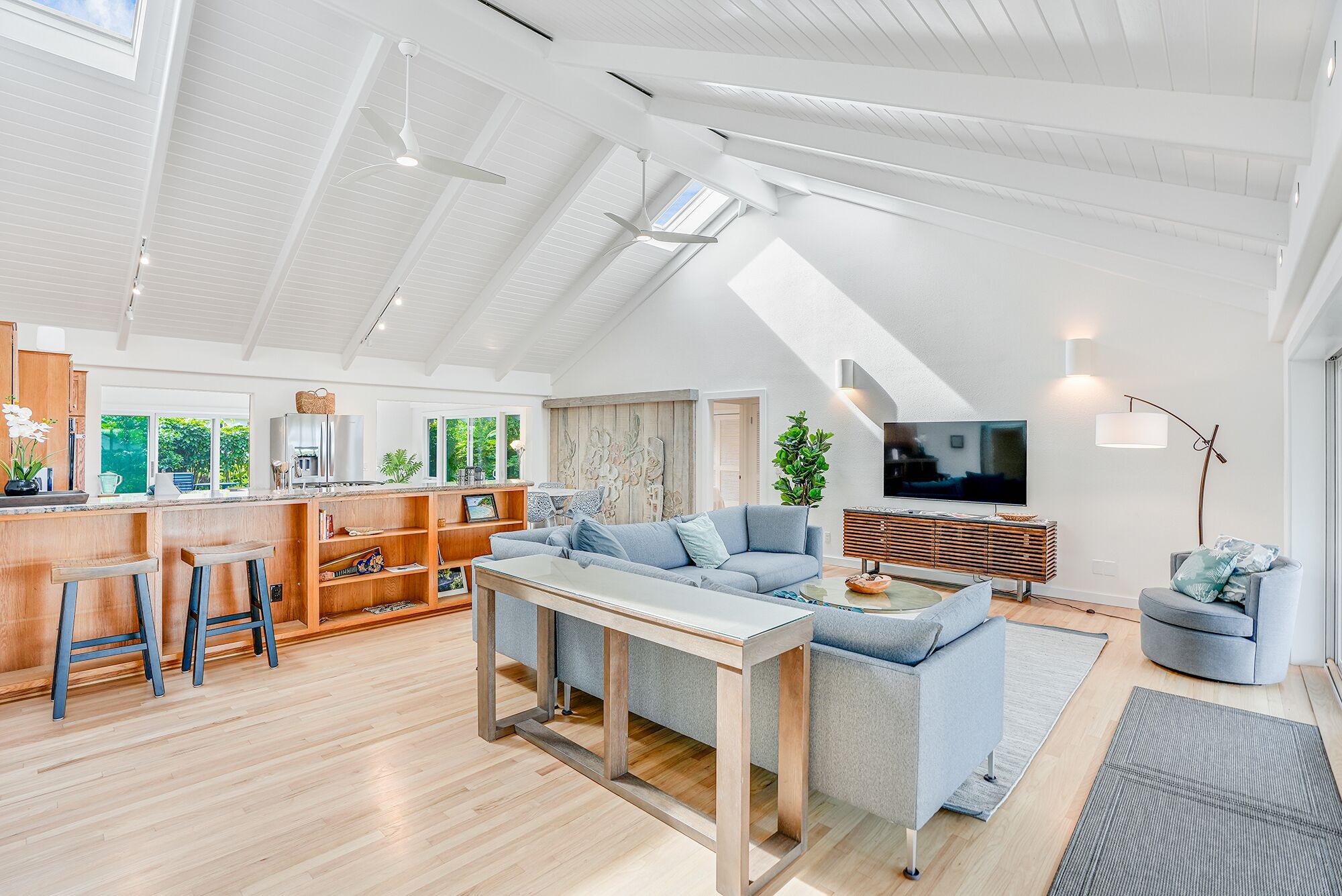 Smart TV, libros y oficina 