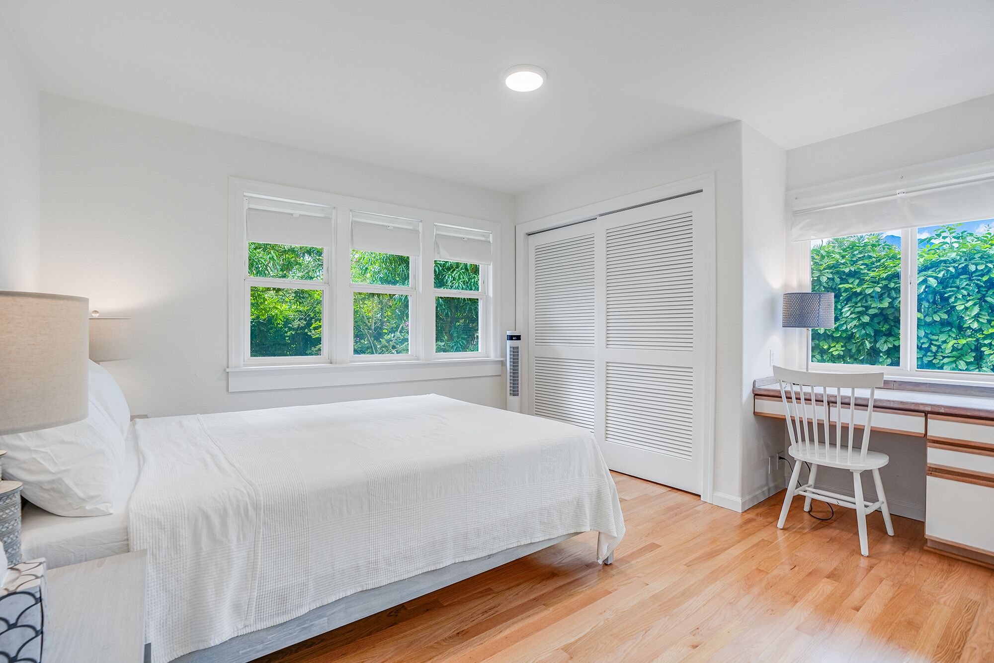 5 bedrooms, desk, iron/ironing board, travel crib