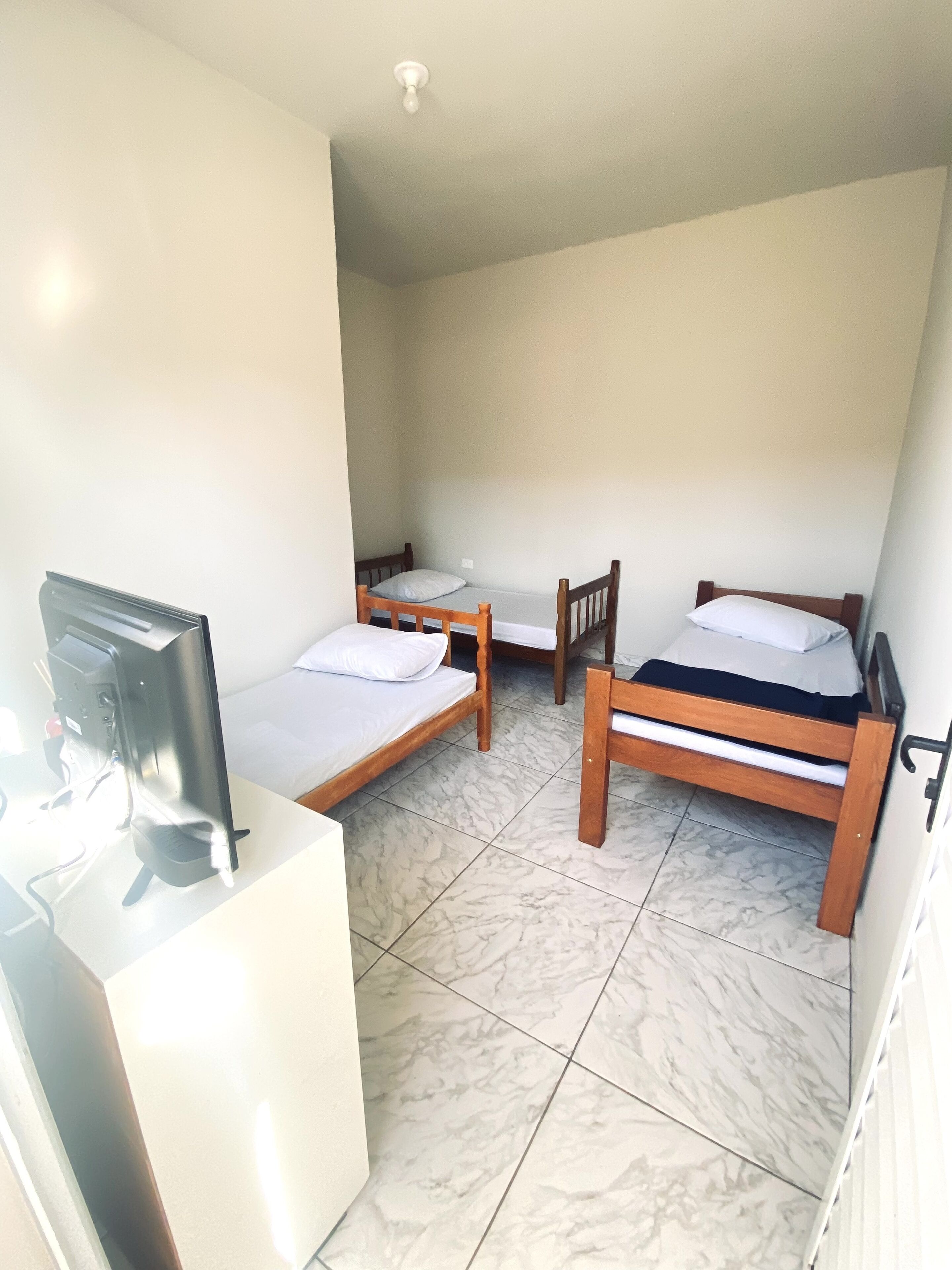 6 bedrooms, iron/ironing board, wifi, bed sheets