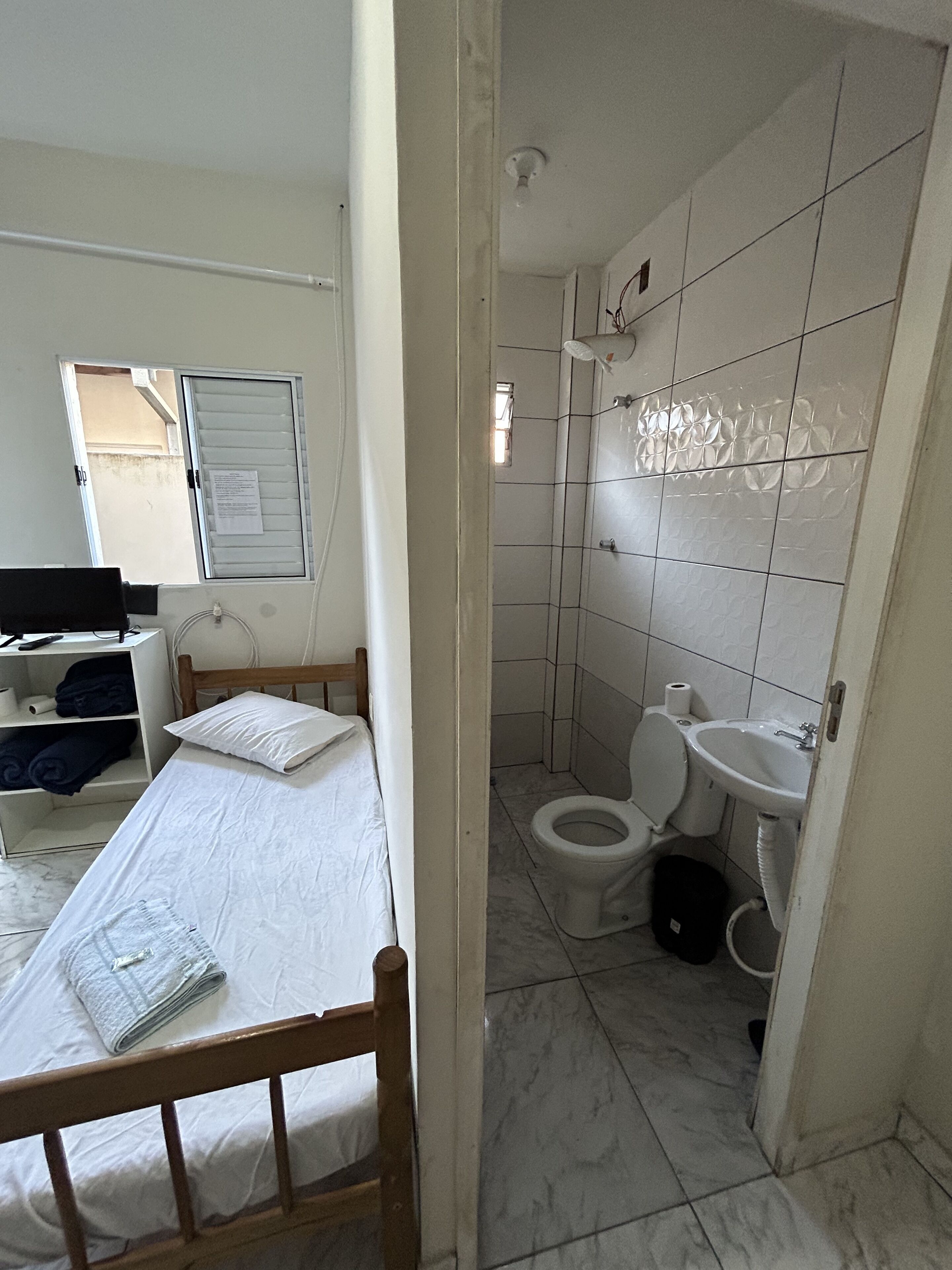 6 bedrooms, iron/ironing board, wifi, bed sheets