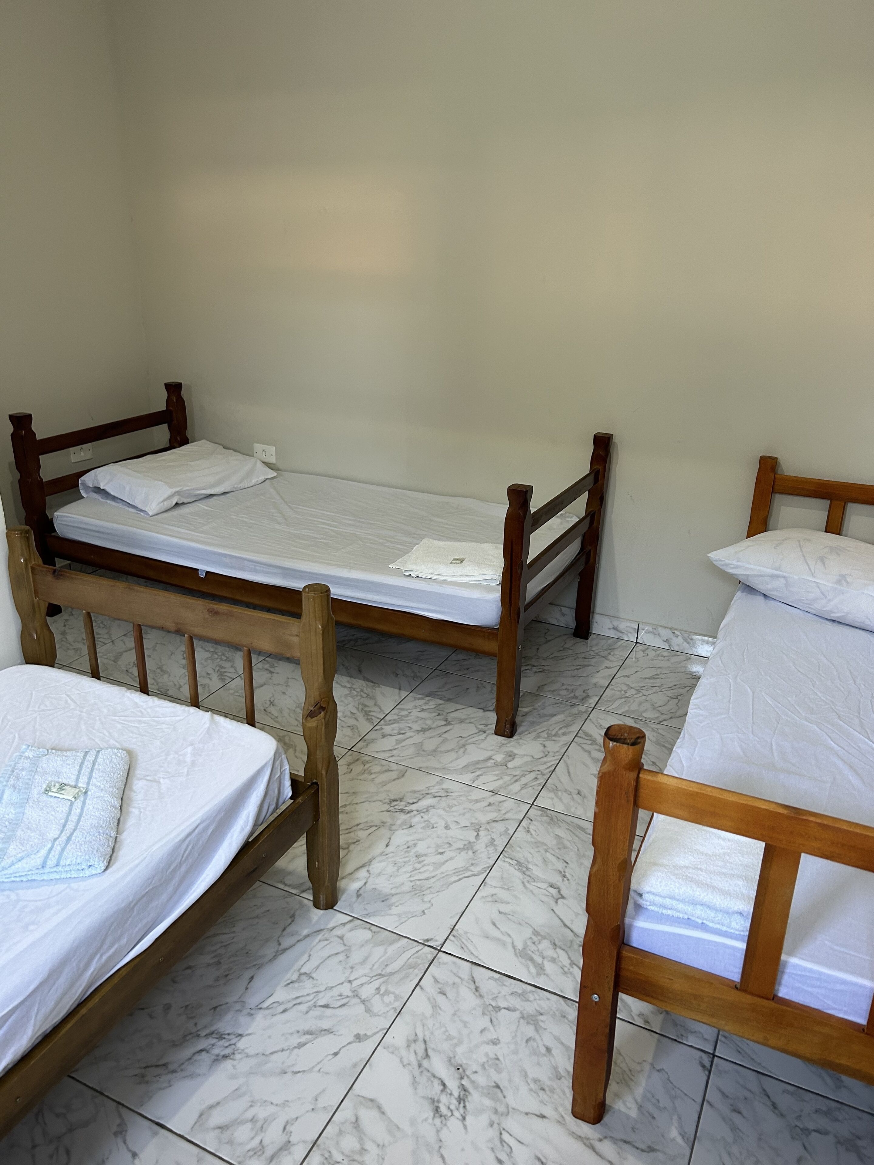 6 bedrooms, iron/ironing board, wifi, bed sheets