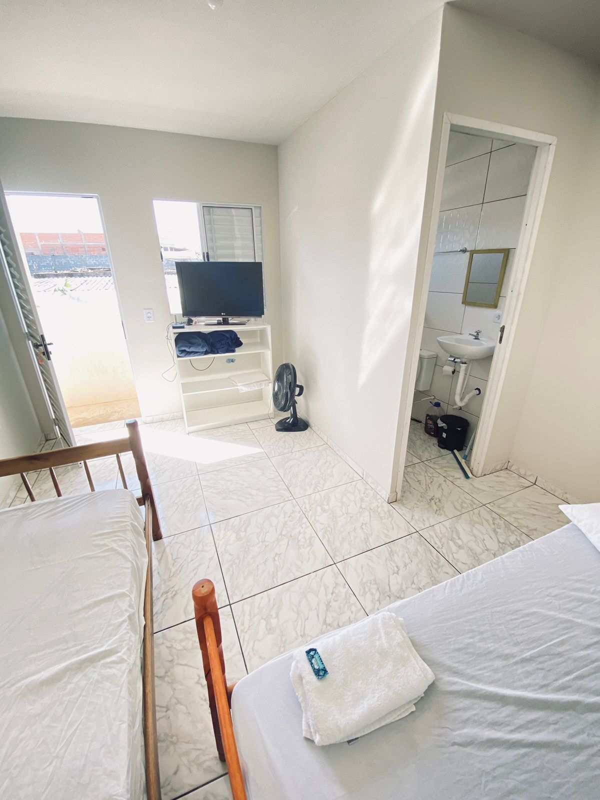 6 bedrooms, iron/ironing board, wifi, bed sheets