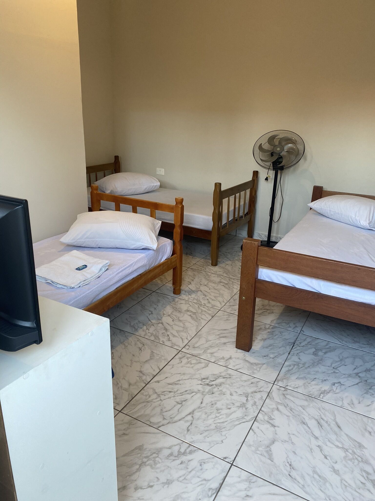 6 bedrooms, iron/ironing board, wifi, bed sheets