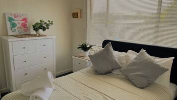 2 Schlafzimmer, Bügeleisen/Bügelbrett, Reisekinderbett, Bettwäsche