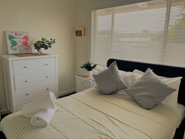 2 habitaciones, tabla de planchar con plancha, cuna de viaje y wifi 