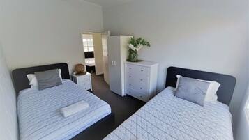 2 bedrooms, iron/ironing board, bed sheets