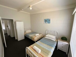 2 bedrooms, iron/ironing board, WiFi, bed sheets - Esperance Little Units 3 (Castletown)