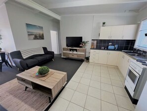 TV - Esperance Little Units 3 (Castletown)