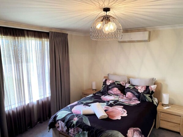 4 bedrooms, iron/ironing board, WiFi, bed sheets