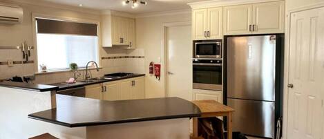 冷蔵庫、電子レンジ、オーブン、コンロ