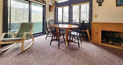 2 Bed/2Bath White Mtn treetop Townhome across from Loon w views,
pool & shuttle
