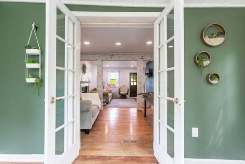 Unique Stay! Ricketts Chic Farmhouse Retreat w/ BUBBLE Tent