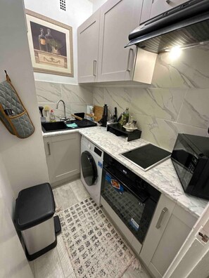 Køleskab, mikrobølgeovn, ovn, kogeplade